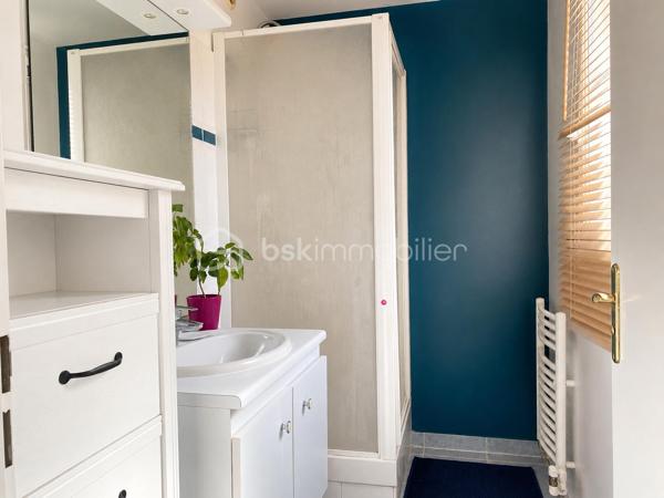 Maison familiale aux beaux volumes, au calme d’une impasse

Au cœur d’un village apprécié pour son cadre de vie et sa proximité avec les commodités, cette maison d’environ 135 m² est implantée sur une parcelle de 436 m², en fond d’impasse. Elle offre un environnement paisible et se prête particulièrement bien à une vie de famille, avec ses beaux volumes et ses quatre chambres.

Dès l’entrée, vous découvrez une vaste pièce de vie d’environ 50 m², véritable cœur de la maison. Très lumineuse, elle bénéficie de plusieurs baies vitrées donnant sur l’extérieur et laissant entrer largement la lumière. Ses beaux volumes permettent de créer un espace salon et salle à manger confortable, idéal au quotidien comme pour recevoir.
Dans son prolongement, une cuisine fermée d’environ 12 m², aménagée et équipée, offre un espace fonctionnel et indépendant. Un WC séparé complète ce niveau.

À l’étage, le palier dessert l’espace nuit composé de quatre chambres, aux superficies confortables : environ 12 m², 14 m², 12 m² et 11 m². Toutes disposent de placards intégrés, un véritable atout pour optimiser les espaces de rangement. Parmi elles, une suite parentale bénéficie de sa propre salle d’eau. Une salle de bains ainsi qu’un WC séparé complètent cet étage.

À l’extérieur, le terrain de 436 m² s’inscrit dans le prolongement de cet environnement calme et agréable. Située en fond d’impasse, la maison profite d’une atmosphère paisible et d’un extérieur facile à aménager.

Un garage attenant d’environ 16 m² vient compléter la maison, ainsi qu’une place de parking privative.

La maison est située au sein d’une **copropriété**.

Les atouts de ce bien :
• Environnement calme, en impasse
• Beaux volumes lumineux
• 50 m² de pièce de vie
• Possibilité de créer une 5ᵉ chambre au rez-de-chaussée
• Placards intégrés dans les chambres

Contactez moi pour plus d'informations et pour organiser une visite !