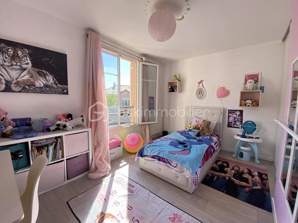 Maison familiale aux beaux volumes, au calme d’une impasse

Au cœur d’un village apprécié pour son cadre de vie et sa proximité avec les commodités, cette maison d’environ 135 m² est implantée sur une parcelle de 436 m², en fond d’impasse. Elle offre un environnement paisible et se prête particulièrement bien à une vie de famille, avec ses beaux volumes et ses quatre chambres.

Dès l’entrée, vous découvrez une vaste pièce de vie d’environ 50 m², véritable cœur de la maison. Très lumineuse, elle bénéficie de plusieurs baies vitrées donnant sur l’extérieur et laissant entrer largement la lumière. Ses beaux volumes permettent de créer un espace salon et salle à manger confortable, idéal au quotidien comme pour recevoir.
Dans son prolongement, une cuisine fermée d’environ 12 m², aménagée et équipée, offre un espace fonctionnel et indépendant. Un WC séparé complète ce niveau.

À l’étage, le palier dessert l’espace nuit composé de quatre chambres, aux superficies confortables : environ 12 m², 14 m², 12 m² et 11 m². Toutes disposent de placards intégrés, un véritable atout pour optimiser les espaces de rangement. Parmi elles, une suite parentale bénéficie de sa propre salle d’eau. Une salle de bains ainsi qu’un WC séparé complètent cet étage.

À l’extérieur, le terrain de 436 m² s’inscrit dans le prolongement de cet environnement calme et agréable. Située en fond d’impasse, la maison profite d’une atmosphère paisible et d’un extérieur facile à aménager.

Un garage attenant d’environ 16 m² vient compléter la maison, ainsi qu’une place de parking privative.

La maison est située au sein d’une **copropriété**.

Les atouts de ce bien :
• Environnement calme, en impasse
• Beaux volumes lumineux
• 50 m² de pièce de vie
• Possibilité de créer une 5ᵉ chambre au rez-de-chaussée
• Placards intégrés dans les chambres

Contactez moi pour plus d'informations et pour organiser une visite !