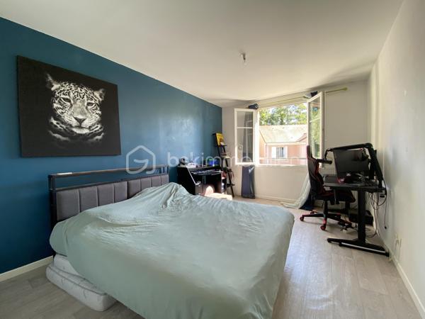 Maison familiale aux beaux volumes, au calme d’une impasse

Au cœur d’un village apprécié pour son cadre de vie et sa proximité avec les commodités, cette maison d’environ 135 m² est implantée sur une parcelle de 436 m², en fond d’impasse. Elle offre un environnement paisible et se prête particulièrement bien à une vie de famille, avec ses beaux volumes et ses quatre chambres.

Dès l’entrée, vous découvrez une vaste pièce de vie d’environ 50 m², véritable cœur de la maison. Très lumineuse, elle bénéficie de plusieurs baies vitrées donnant sur l’extérieur et laissant entrer largement la lumière. Ses beaux volumes permettent de créer un espace salon et salle à manger confortable, idéal au quotidien comme pour recevoir.
Dans son prolongement, une cuisine fermée d’environ 12 m², aménagée et équipée, offre un espace fonctionnel et indépendant. Un WC séparé complète ce niveau.

À l’étage, le palier dessert l’espace nuit composé de quatre chambres, aux superficies confortables : environ 12 m², 14 m², 12 m² et 11 m². Toutes disposent de placards intégrés, un véritable atout pour optimiser les espaces de rangement. Parmi elles, une suite parentale bénéficie de sa propre salle d’eau. Une salle de bains ainsi qu’un WC séparé complètent cet étage.

À l’extérieur, le terrain de 436 m² s’inscrit dans le prolongement de cet environnement calme et agréable. Située en fond d’impasse, la maison profite d’une atmosphère paisible et d’un extérieur facile à aménager.

Un garage attenant d’environ 16 m² vient compléter la maison, ainsi qu’une place de parking privative.

La maison est située au sein d’une **copropriété**.

Les atouts de ce bien :
• Environnement calme, en impasse
• Beaux volumes lumineux
• 50 m² de pièce de vie
• Possibilité de créer une 5ᵉ chambre au rez-de-chaussée
• Placards intégrés dans les chambres

Contactez moi pour plus d'informations et pour organiser une visite !