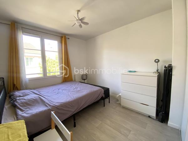 Maison familiale aux beaux volumes, au calme d’une impasse

Au cœur d’un village apprécié pour son cadre de vie et sa proximité avec les commodités, cette maison d’environ 135 m² est implantée sur une parcelle de 436 m², en fond d’impasse. Elle offre un environnement paisible et se prête particulièrement bien à une vie de famille, avec ses beaux volumes et ses quatre chambres.

Dès l’entrée, vous découvrez une vaste pièce de vie d’environ 50 m², véritable cœur de la maison. Très lumineuse, elle bénéficie de plusieurs baies vitrées donnant sur l’extérieur et laissant entrer largement la lumière. Ses beaux volumes permettent de créer un espace salon et salle à manger confortable, idéal au quotidien comme pour recevoir.
Dans son prolongement, une cuisine fermée d’environ 12 m², aménagée et équipée, offre un espace fonctionnel et indépendant. Un WC séparé complète ce niveau.

À l’étage, le palier dessert l’espace nuit composé de quatre chambres, aux superficies confortables : environ 12 m², 14 m², 12 m² et 11 m². Toutes disposent de placards intégrés, un véritable atout pour optimiser les espaces de rangement. Parmi elles, une suite parentale bénéficie de sa propre salle d’eau. Une salle de bains ainsi qu’un WC séparé complètent cet étage.

À l’extérieur, le terrain de 436 m² s’inscrit dans le prolongement de cet environnement calme et agréable. Située en fond d’impasse, la maison profite d’une atmosphère paisible et d’un extérieur facile à aménager.

Un garage attenant d’environ 16 m² vient compléter la maison, ainsi qu’une place de parking privative.

La maison est située au sein d’une **copropriété**.

Les atouts de ce bien :
• Environnement calme, en impasse
• Beaux volumes lumineux
• 50 m² de pièce de vie
• Possibilité de créer une 5ᵉ chambre au rez-de-chaussée
• Placards intégrés dans les chambres

Contactez moi pour plus d'informations et pour organiser une visite !