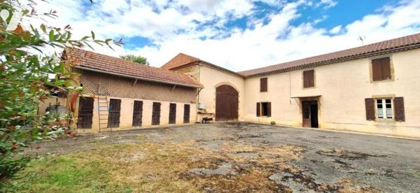 BASSOUES, ancienne ferme et dépendances  au bout du chemin