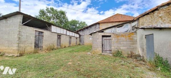 BASSOUES, ancienne ferme et dépendances  au bout du chemin