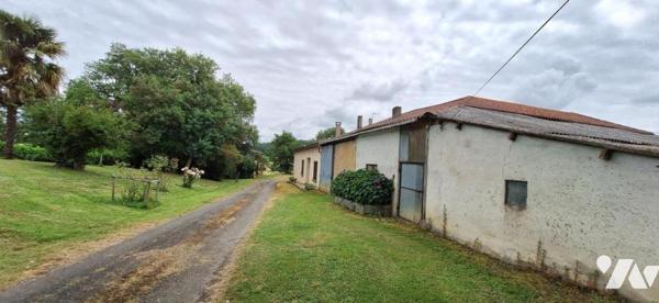 BASSOUES, ancienne ferme et dépendances  au bout du chemin