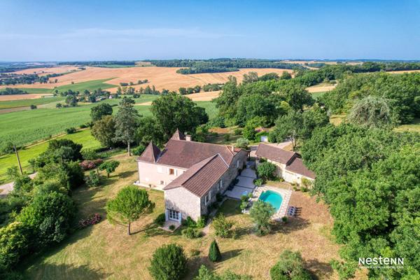 A Vendre Maison en pierre rénovée de 295 m² avec gîte, parc arboré, piscine et 550 m² de dépendances