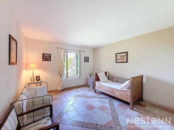 A Vendre Maison en pierre rénovée de 295 m² avec gîte, parc arboré, piscine et 550 m² de dépendances