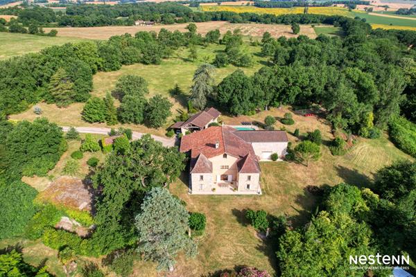 A Vendre Maison en pierre rénovée de 295 m² avec gîte, parc arboré, piscine et 550 m² de dépendances