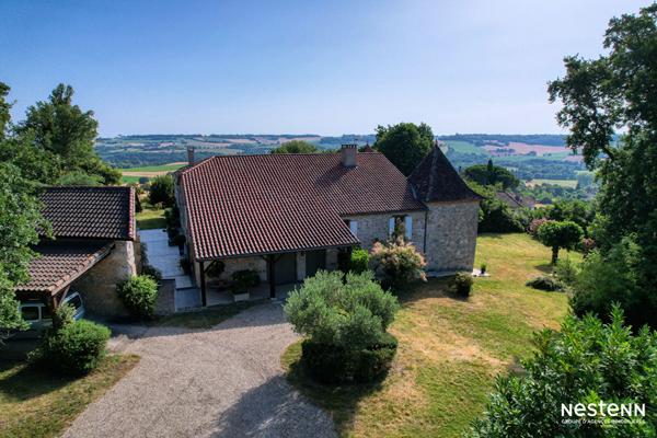A Vendre Maison en pierre rénovée de 295 m² avec gîte, parc arboré, piscine et 550 m² de dépendances