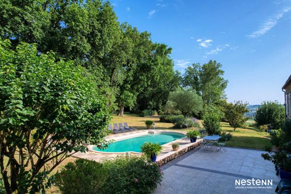 A Vendre Maison en pierre rénovée de 295 m² avec gîte, parc arboré, piscine et 550 m² de dépendances