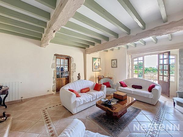 A Vendre Maison en pierre rénovée de 295 m² avec gîte, parc arboré, piscine et 550 m² de dépendances