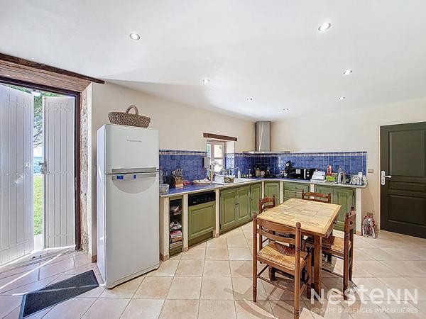 A Vendre Maison en pierre rénovée de 295 m² avec gîte, parc arboré, piscine et 550 m² de dépendances