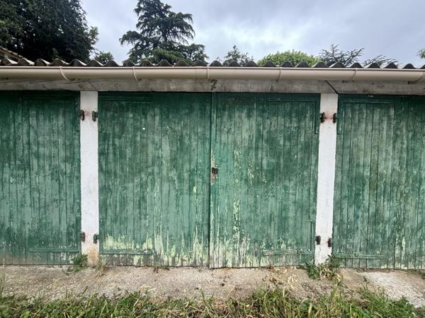 LOCATION 69003 LYON - GARAGE fermée - Box extérieur dans une cours.