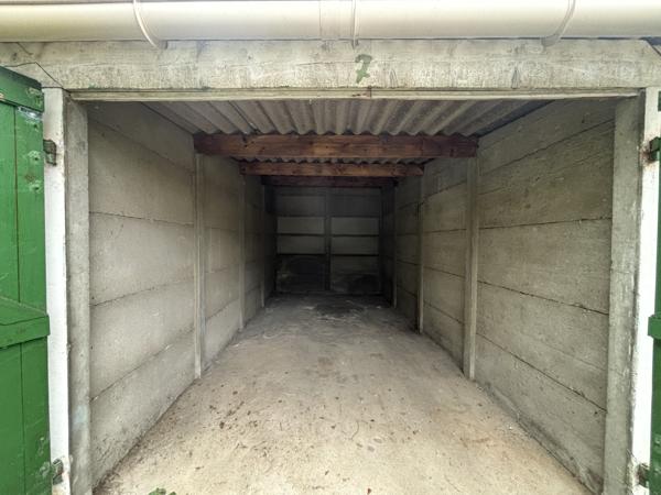 LOCATION 69003 LYON - GARAGE fermée - Box extérieur dans une cours.