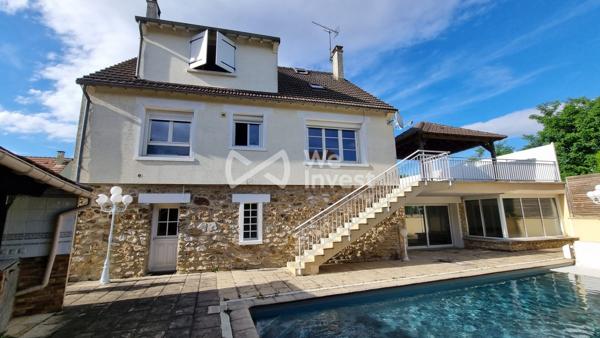 Secteur prisé : MAGNIFIQUE villa  de 295 m2 , 9 pièces, avec jardin , garages et piscine