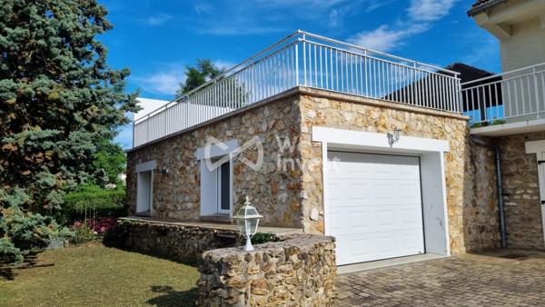 Secteur prisé : MAGNIFIQUE villa  de 295 m2 , 9 pièces, avec jardin , garages et piscine