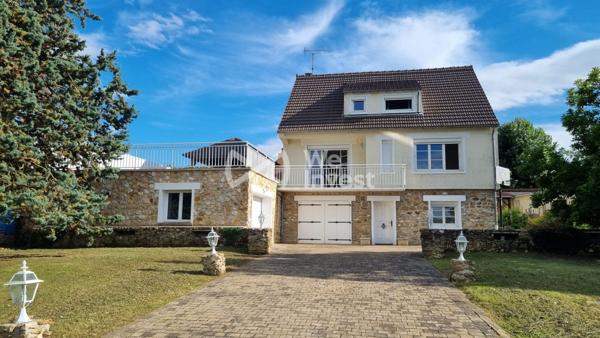 Secteur prisé : MAGNIFIQUE villa  de 295 m2 , 9 pièces, avec jardin , garages et piscine
