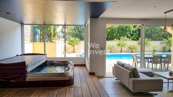 Secteur prisé : MAGNIFIQUE villa  de 295 m2 , 9 pièces, avec jardin , garages et piscine