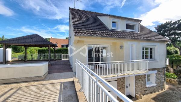 Secteur prisé : MAGNIFIQUE villa  de 295 m2 , 9 pièces, avec jardin , garages et piscine