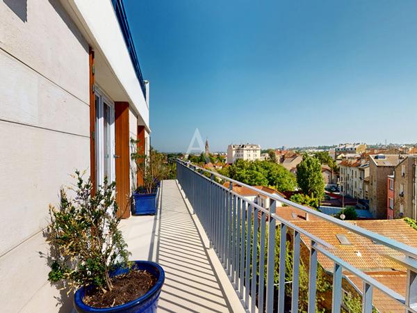 VILLEMOMBLE, QUARTIER DE L'ÉGLISE, APPARTEMENT FAMILIAL AVEC TERRASSE ROOFTOP, BALCON FILANT, BOX ET VUE DÉGAGÉE, 93.8 m2