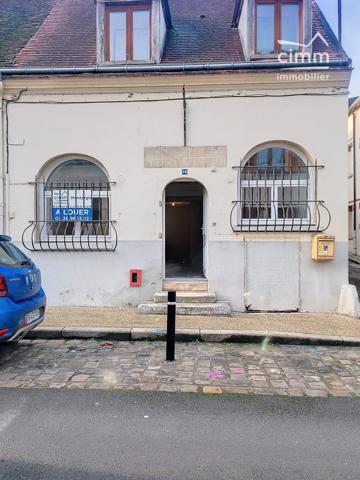 Découvrez ce Local Commercial rénové d'une superficie de 52.84 M² Idéalement Situé à Montargis 45200.