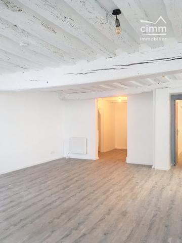 Découvrez ce Local Commercial rénové d'une superficie de 52.84 M² Idéalement Situé à Montargis 45200.
