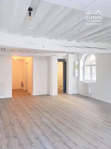 Découvrez ce Local Commercial rénové d'une superficie de 52.84 M² Idéalement Situé à Montargis 45200.