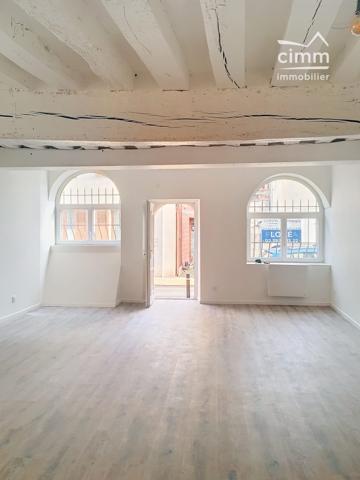 Découvrez ce Local Commercial rénové d'une superficie de 52.84 M² Idéalement Situé à Montargis 45200.