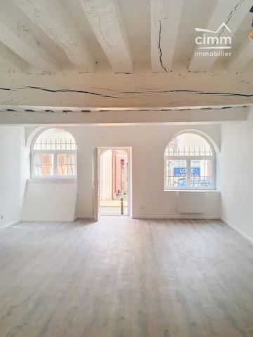 Découvrez ce Local Commercial rénové d'une superficie de 52.84 M² Idéalement Situé à Montargis 45200.