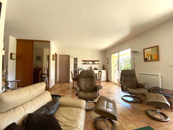 Plain pied, 2 logements, lumineuse et économique.