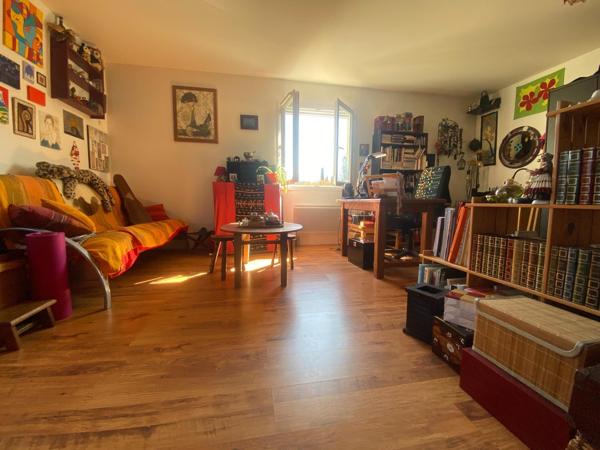 Plain pied, 2 logements, lumineuse et économique.