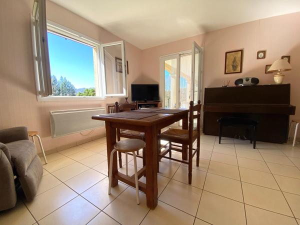 Plain pied, 2 logements, lumineuse et économique.