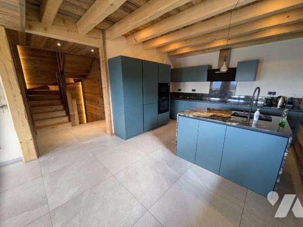 À VENDRE - Chalet d'exception avec vue panoramique sur le lac de Gérardmer

1 325 000 EUR

...