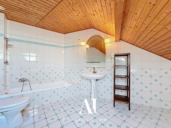 BAISSE DE PRIX - 500m Frontière - Maison T7 Jardin véranda T2 indépendant sous sol complet 74 580 Viry
