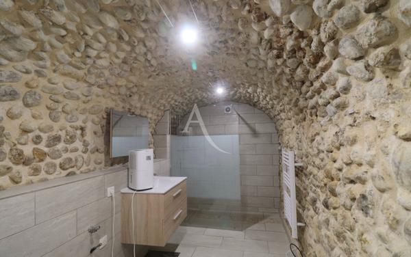 UNE MAISON DE VILLAGE PLEINE DE POTENTIEL À RÉNOVER VALENSOLE