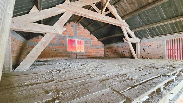 EXCLUSIVITÉ – Hangar avec potentiel au cœur de Maulévrier
