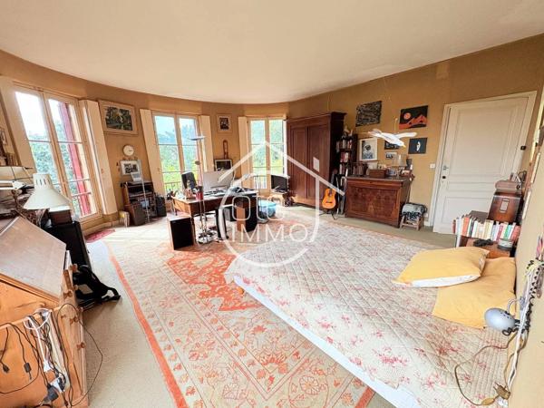BERGERAC : Manoir atypique 17 pièces de 570m² avec dépendances