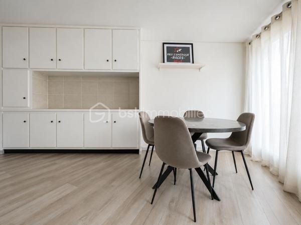 RARE À SENS – MAISON DE VILLE AVEC COUR PRIVATIVE & STUDIO INDÉPENDANT ! 

À seulement quelques minutes à pied de la gare et des commodités, découvrez cette charmante maison de ville pleine de potentiel, idéale pour une résidence principale, une activité indépendante ou un projet locatif complémentaire.
Dès l’entrée, vous serez séduits par une distribution fonctionnelle et chaleureuse. Le rez-de-chaussée propose un séjour convivial, une cuisine indépendante ainsi qu’un WC séparé. À l’étage, un palier dessert deux belles chambres lumineuses et une salle de bains avec WC.
À l’extérieur, la maison bénéficie d’une agréable cour privative, véritable cocon en plein cœur de ville, parfaite pour profiter des beaux jours en toute tranquillité.
Le véritable coup de cœur de ce bien ? Son studio indépendant de 17m2, situé au fond de la cour. Composé d’une pièce de vie, d’une salle d’eau et d’un WC, cet espace offre de nombreuses possibilités : télétravail, profession libérale, logement d’appoint pour recevoir famille et amis ou encore projet locatif. Un grenier au-dessus du studio vient compléter l’ensemble avec un espace de stockage supplémentaire très appréciable.
Un bien rare sur le secteur, alliant emplacement stratégique, indépendance et potentiel d’évolution.
Disponible immédiatement, une visite s’impose !