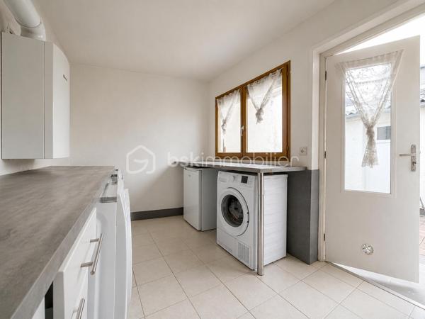 RARE À SENS – MAISON DE VILLE AVEC COUR PRIVATIVE & STUDIO INDÉPENDANT ! 

À seulement quelques minutes à pied de la gare et des commodités, découvrez cette charmante maison de ville pleine de potentiel, idéale pour une résidence principale, une activité indépendante ou un projet locatif complémentaire.
Dès l’entrée, vous serez séduits par une distribution fonctionnelle et chaleureuse. Le rez-de-chaussée propose un séjour convivial, une cuisine indépendante ainsi qu’un WC séparé. À l’étage, un palier dessert deux belles chambres lumineuses et une salle de bains avec WC.
À l’extérieur, la maison bénéficie d’une agréable cour privative, véritable cocon en plein cœur de ville, parfaite pour profiter des beaux jours en toute tranquillité.
Le véritable coup de cœur de ce bien ? Son studio indépendant de 17m2, situé au fond de la cour. Composé d’une pièce de vie, d’une salle d’eau et d’un WC, cet espace offre de nombreuses possibilités : télétravail, profession libérale, logement d’appoint pour recevoir famille et amis ou encore projet locatif. Un grenier au-dessus du studio vient compléter l’ensemble avec un espace de stockage supplémentaire très appréciable.
Un bien rare sur le secteur, alliant emplacement stratégique, indépendance et potentiel d’évolution.
Disponible immédiatement, une visite s’impose !