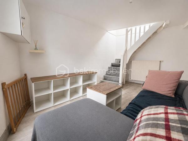 RARE À SENS – MAISON DE VILLE AVEC COUR PRIVATIVE & STUDIO INDÉPENDANT ! 

À seulement quelques minutes à pied de la gare et des commodités, découvrez cette charmante maison de ville pleine de potentiel, idéale pour une résidence principale, une activité indépendante ou un projet locatif complémentaire.
Dès l’entrée, vous serez séduits par une distribution fonctionnelle et chaleureuse. Le rez-de-chaussée propose un séjour convivial, une cuisine indépendante ainsi qu’un WC séparé. À l’étage, un palier dessert deux belles chambres lumineuses et une salle de bains avec WC.
À l’extérieur, la maison bénéficie d’une agréable cour privative, véritable cocon en plein cœur de ville, parfaite pour profiter des beaux jours en toute tranquillité.
Le véritable coup de cœur de ce bien ? Son studio indépendant de 17m2, situé au fond de la cour. Composé d’une pièce de vie, d’une salle d’eau et d’un WC, cet espace offre de nombreuses possibilités : télétravail, profession libérale, logement d’appoint pour recevoir famille et amis ou encore projet locatif. Un grenier au-dessus du studio vient compléter l’ensemble avec un espace de stockage supplémentaire très appréciable.
Un bien rare sur le secteur, alliant emplacement stratégique, indépendance et potentiel d’évolution.
Disponible immédiatement, une visite s’impose !
