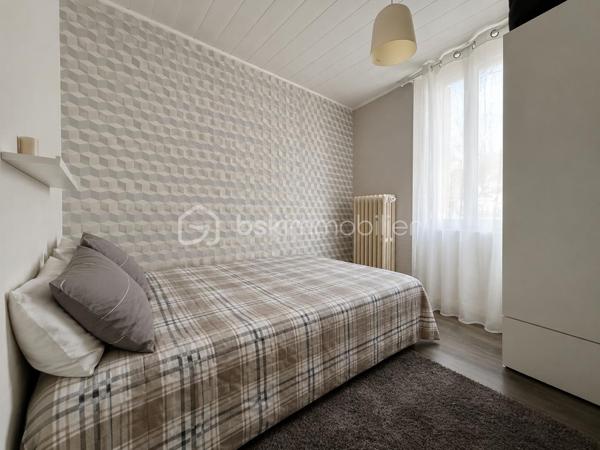 RARE À SENS – MAISON DE VILLE AVEC COUR PRIVATIVE & STUDIO INDÉPENDANT ! 

À seulement quelques minutes à pied de la gare et des commodités, découvrez cette charmante maison de ville pleine de potentiel, idéale pour une résidence principale, une activité indépendante ou un projet locatif complémentaire.
Dès l’entrée, vous serez séduits par une distribution fonctionnelle et chaleureuse. Le rez-de-chaussée propose un séjour convivial, une cuisine indépendante ainsi qu’un WC séparé. À l’étage, un palier dessert deux belles chambres lumineuses et une salle de bains avec WC.
À l’extérieur, la maison bénéficie d’une agréable cour privative, véritable cocon en plein cœur de ville, parfaite pour profiter des beaux jours en toute tranquillité.
Le véritable coup de cœur de ce bien ? Son studio indépendant de 17m2, situé au fond de la cour. Composé d’une pièce de vie, d’une salle d’eau et d’un WC, cet espace offre de nombreuses possibilités : télétravail, profession libérale, logement d’appoint pour recevoir famille et amis ou encore projet locatif. Un grenier au-dessus du studio vient compléter l’ensemble avec un espace de stockage supplémentaire très appréciable.
Un bien rare sur le secteur, alliant emplacement stratégique, indépendance et potentiel d’évolution.
Disponible immédiatement, une visite s’impose !