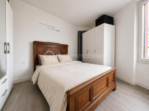 RARE À SENS – MAISON DE VILLE AVEC COUR PRIVATIVE & STUDIO INDÉPENDANT ! 

À seulement quelques minutes à pied de la gare et des commodités, découvrez cette charmante maison de ville pleine de potentiel, idéale pour une résidence principale, une activité indépendante ou un projet locatif complémentaire.
Dès l’entrée, vous serez séduits par une distribution fonctionnelle et chaleureuse. Le rez-de-chaussée propose un séjour convivial, une cuisine indépendante ainsi qu’un WC séparé. À l’étage, un palier dessert deux belles chambres lumineuses et une salle de bains avec WC.
À l’extérieur, la maison bénéficie d’une agréable cour privative, véritable cocon en plein cœur de ville, parfaite pour profiter des beaux jours en toute tranquillité.
Le véritable coup de cœur de ce bien ? Son studio indépendant de 17m2, situé au fond de la cour. Composé d’une pièce de vie, d’une salle d’eau et d’un WC, cet espace offre de nombreuses possibilités : télétravail, profession libérale, logement d’appoint pour recevoir famille et amis ou encore projet locatif. Un grenier au-dessus du studio vient compléter l’ensemble avec un espace de stockage supplémentaire très appréciable.
Un bien rare sur le secteur, alliant emplacement stratégique, indépendance et potentiel d’évolution.
Disponible immédiatement, une visite s’impose !