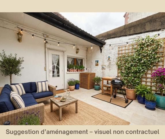 RARE À SENS – MAISON DE VILLE AVEC COUR PRIVATIVE & STUDIO INDÉPENDANT ! 

À seulement quelques minutes à pied de la gare et des commodités, découvrez cette charmante maison de ville pleine de potentiel, idéale pour une résidence principale, une activité indépendante ou un projet locatif complémentaire.
Dès l’entrée, vous serez séduits par une distribution fonctionnelle et chaleureuse. Le rez-de-chaussée propose un séjour convivial, une cuisine indépendante ainsi qu’un WC séparé. À l’étage, un palier dessert deux belles chambres lumineuses et une salle de bains avec WC.
À l’extérieur, la maison bénéficie d’une agréable cour privative, véritable cocon en plein cœur de ville, parfaite pour profiter des beaux jours en toute tranquillité.
Le véritable coup de cœur de ce bien ? Son studio indépendant de 17m2, situé au fond de la cour. Composé d’une pièce de vie, d’une salle d’eau et d’un WC, cet espace offre de nombreuses possibilités : télétravail, profession libérale, logement d’appoint pour recevoir famille et amis ou encore projet locatif. Un grenier au-dessus du studio vient compléter l’ensemble avec un espace de stockage supplémentaire très appréciable.
Un bien rare sur le secteur, alliant emplacement stratégique, indépendance et potentiel d’évolution.
Disponible immédiatement, une visite s’impose !
