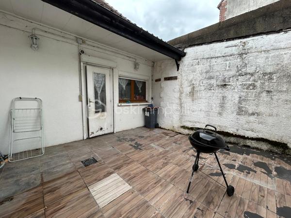 RARE À SENS – MAISON DE VILLE AVEC COUR PRIVATIVE & STUDIO INDÉPENDANT ! 

À seulement quelques minutes à pied de la gare et des commodités, découvrez cette charmante maison de ville pleine de potentiel, idéale pour une résidence principale, une activité indépendante ou un projet locatif complémentaire.
Dès l’entrée, vous serez séduits par une distribution fonctionnelle et chaleureuse. Le rez-de-chaussée propose un séjour convivial, une cuisine indépendante ainsi qu’un WC séparé. À l’étage, un palier dessert deux belles chambres lumineuses et une salle de bains avec WC.
À l’extérieur, la maison bénéficie d’une agréable cour privative, véritable cocon en plein cœur de ville, parfaite pour profiter des beaux jours en toute tranquillité.
Le véritable coup de cœur de ce bien ? Son studio indépendant de 17m2, situé au fond de la cour. Composé d’une pièce de vie, d’une salle d’eau et d’un WC, cet espace offre de nombreuses possibilités : télétravail, profession libérale, logement d’appoint pour recevoir famille et amis ou encore projet locatif. Un grenier au-dessus du studio vient compléter l’ensemble avec un espace de stockage supplémentaire très appréciable.
Un bien rare sur le secteur, alliant emplacement stratégique, indépendance et potentiel d’évolution.
Disponible immédiatement, une visite s’impose !