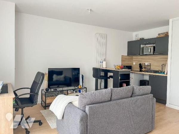 A BRUZ - Un appartement de type T1 de 33 m², lumineux et fonctionnel, comprenant une pièce prin...