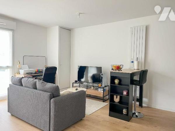 A BRUZ - Un appartement de type T1 de 33 m², lumineux et fonctionnel, comprenant une pièce prin...