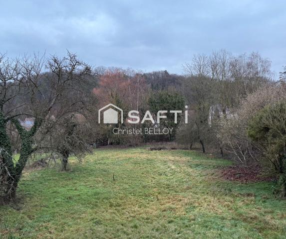 Immeuble composé de 2 appartements et une celleule commerciale.