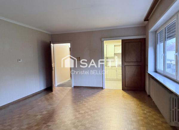 Immeuble composé de 2 appartements et une celleule commerciale.