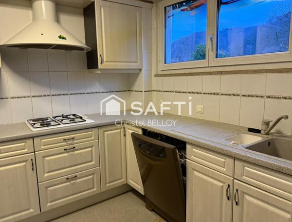 Immeuble composé de 2 appartements et une celleule commerciale.