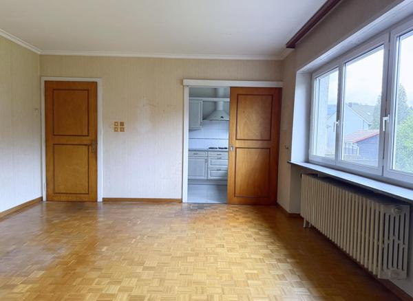 Immeuble composé de 2 appartements et une celleule commerciale.