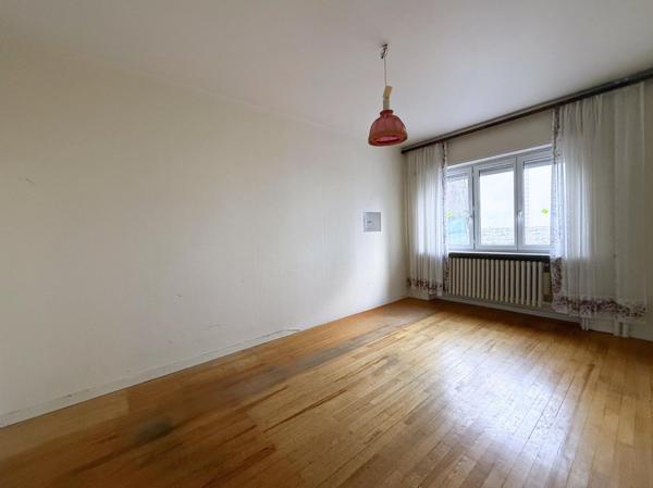 Immeuble composé de 2 appartements et une celleule commerciale.
