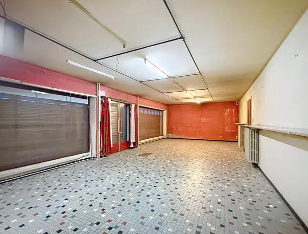 Immeuble composé de 2 appartements et une celleule commerciale.